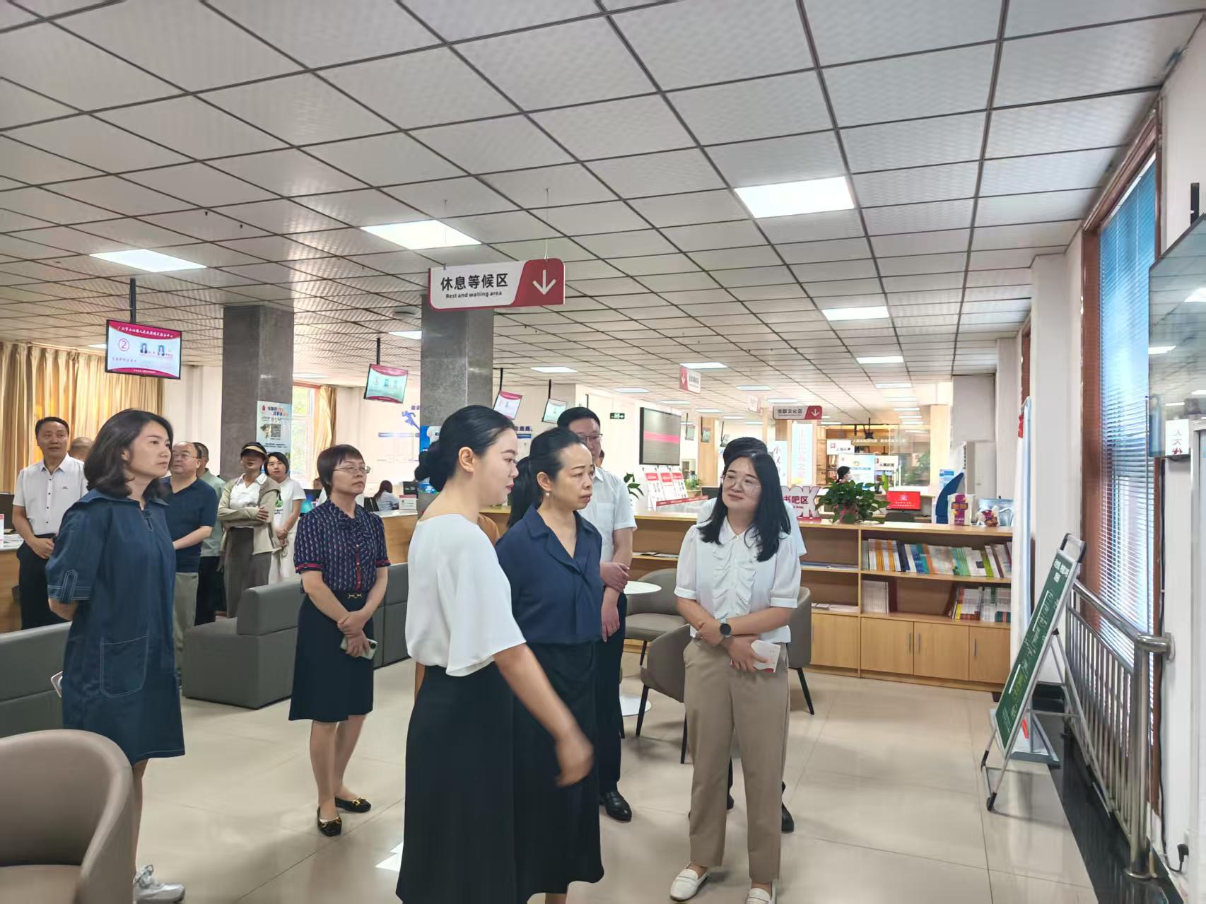 德阳市人大常委会副主任周新蓉调研%0D%0A小汉镇医保工作2.jpg