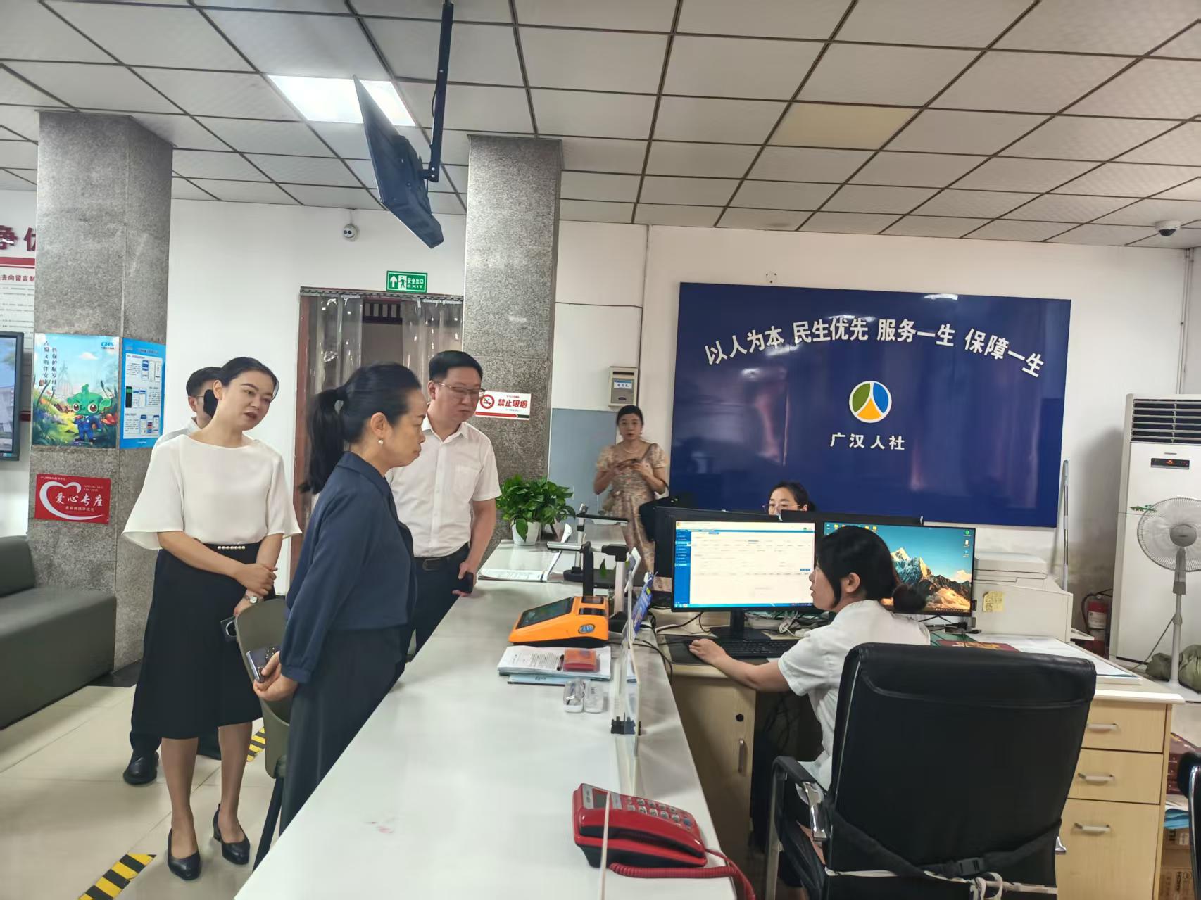 德阳市人大常委会副主任周新蓉调研小汉镇医保工作3.jpg