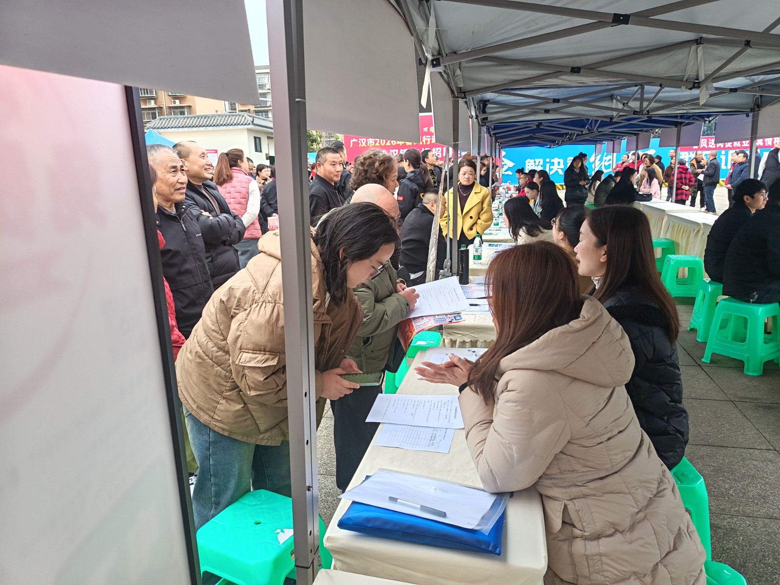 1772433505254067138.jpg 招聘会3.jpg