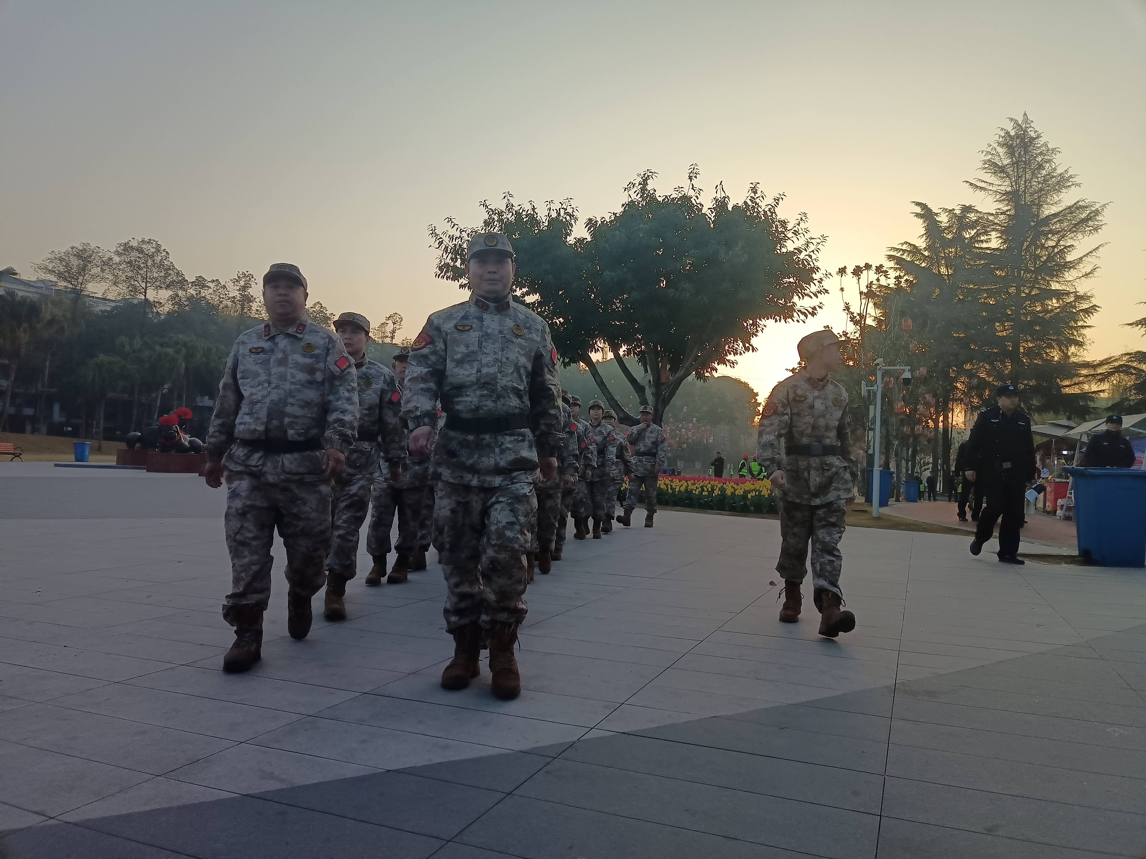 1772679877137076095.jpg 列队执勤.jpg